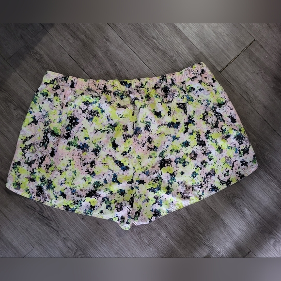 Womens Mid-Rise StretchTech Run Shorts - Picture 9 of 13